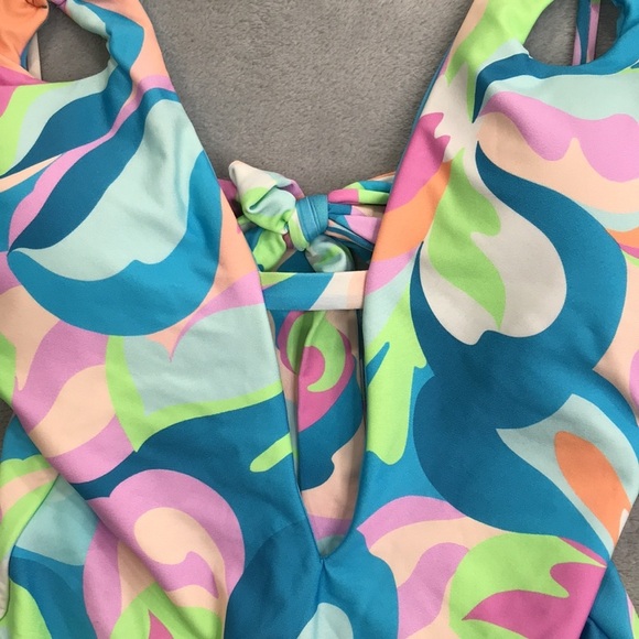 Becca Nostalgic Plunge One Piece Swim Suit Size Small New - Picture 2 of 9